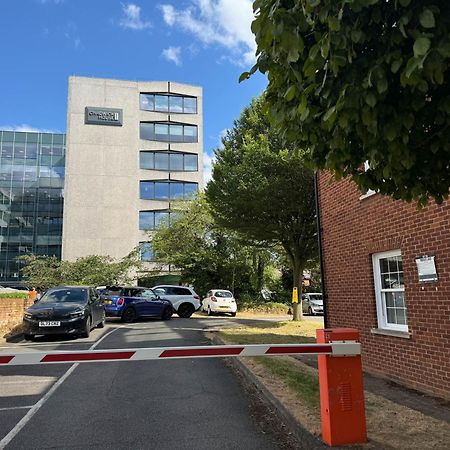 Stylish Modern 1-Bed Apartment In Prime Solihull Town Centre Exterior photo