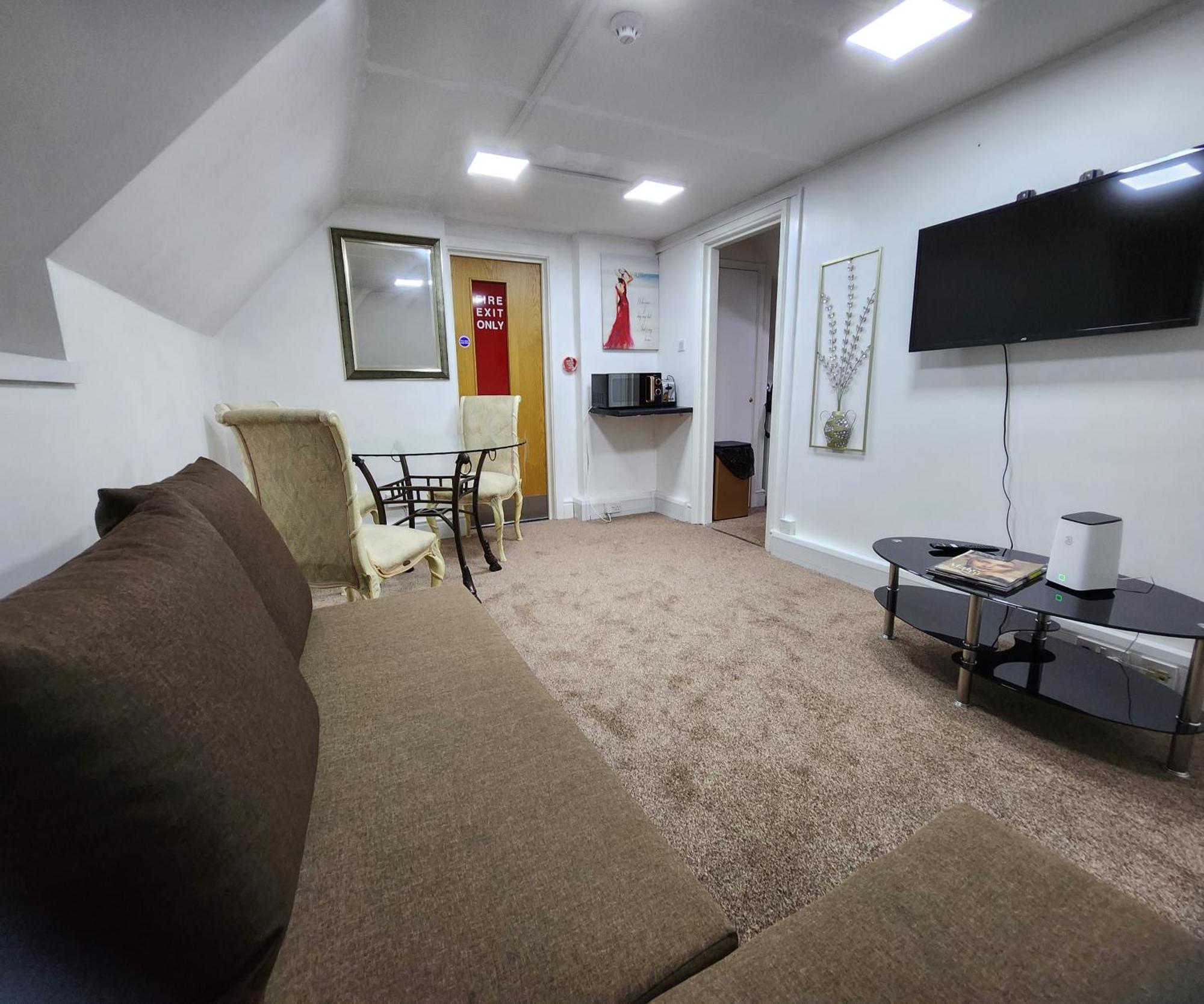 Stylish Modern 1-Bed Apartment In Prime Solihull Town Centre Room photo