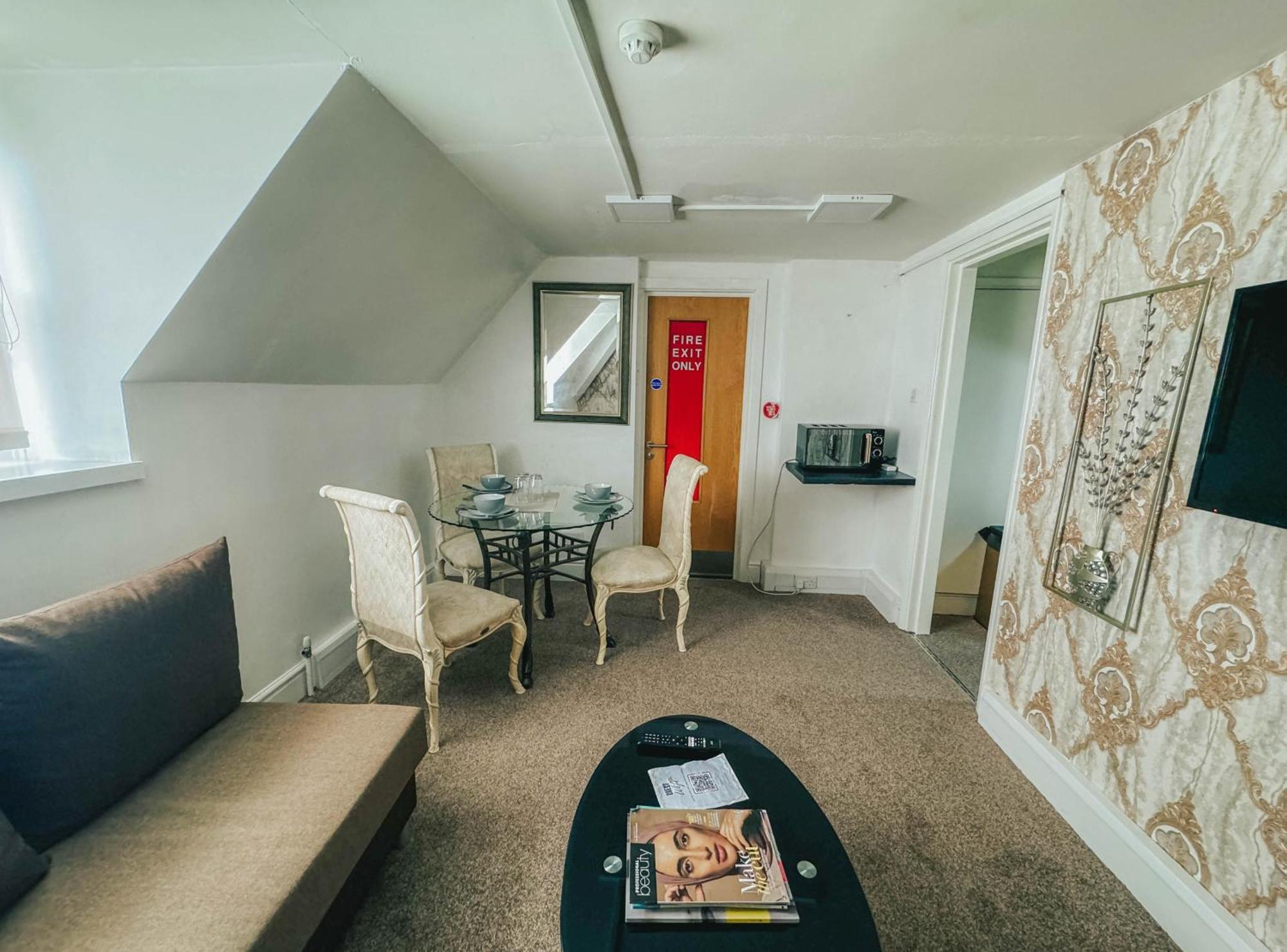 Stylish Modern 1-Bed Apartment In Prime Solihull Town Centre Exterior photo